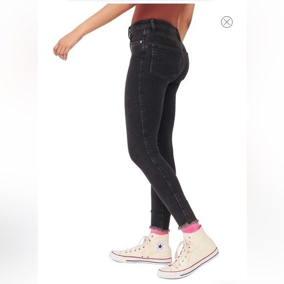 NWOT We The Free black high rise raw hem skinny Jean size 26 - Picture 4 of 9